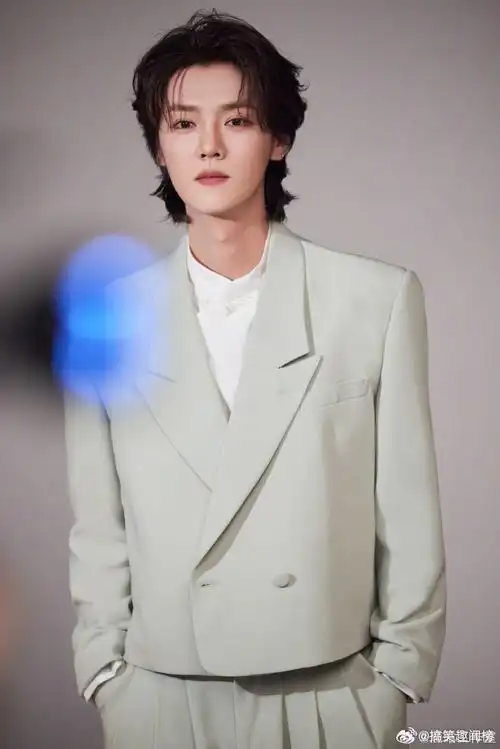 真是帅气满分,快来一起感受这份迷人的魅力吧!#鹿晗纯白西装大片