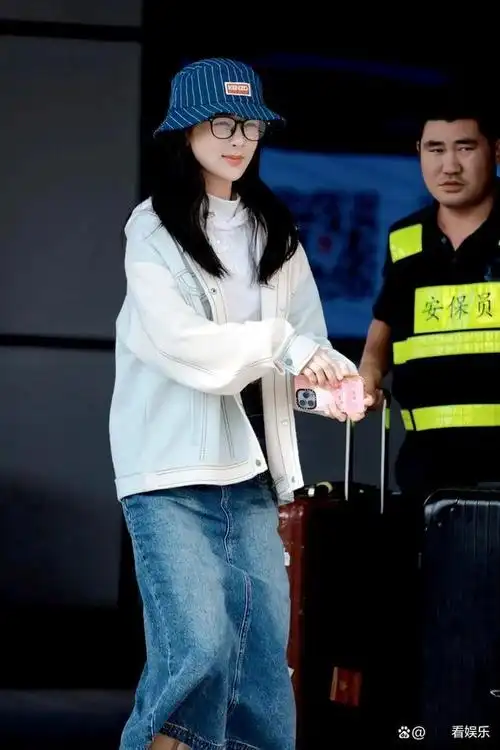 杨紫近日的机场look一经曝光,引发了大量互联网用户的讨论.