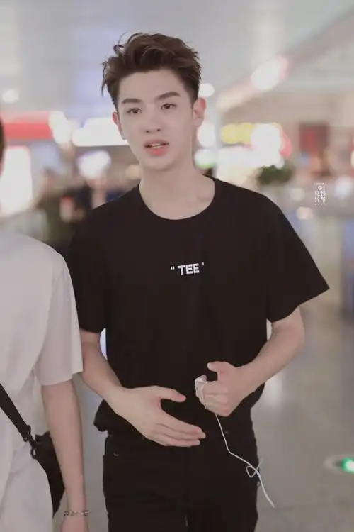 今日份的可爱小贾,清爽短发搭配简单t恤|黄明昊|短发|t恤_新浪新闻