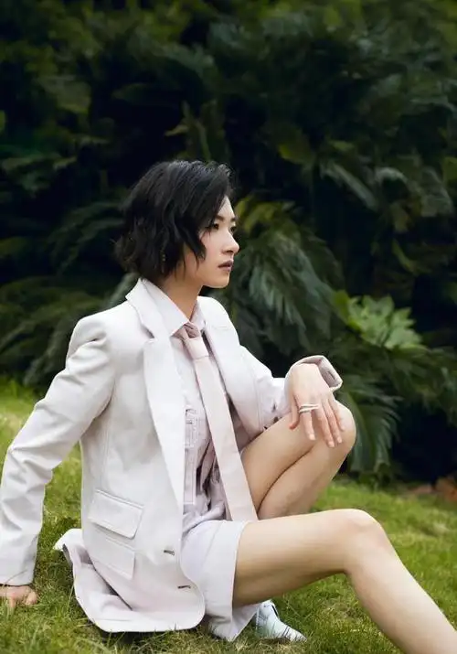 万茜粉白套装配短靴,霸气十足散发独特魅力,满屏"长腿"太吸睛