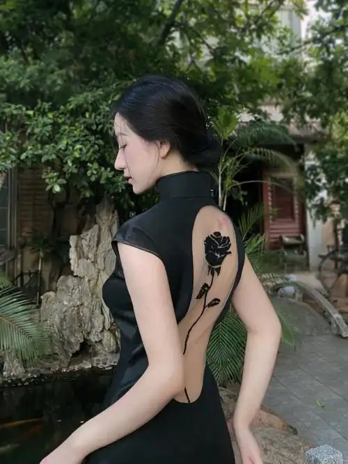 请刘亦菲们给这条绝美的旗袍起个名字