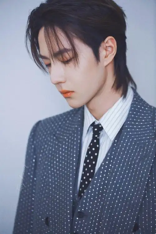 王一博西装高冷范儿十足看见他古装时才懂啥是公子世无双