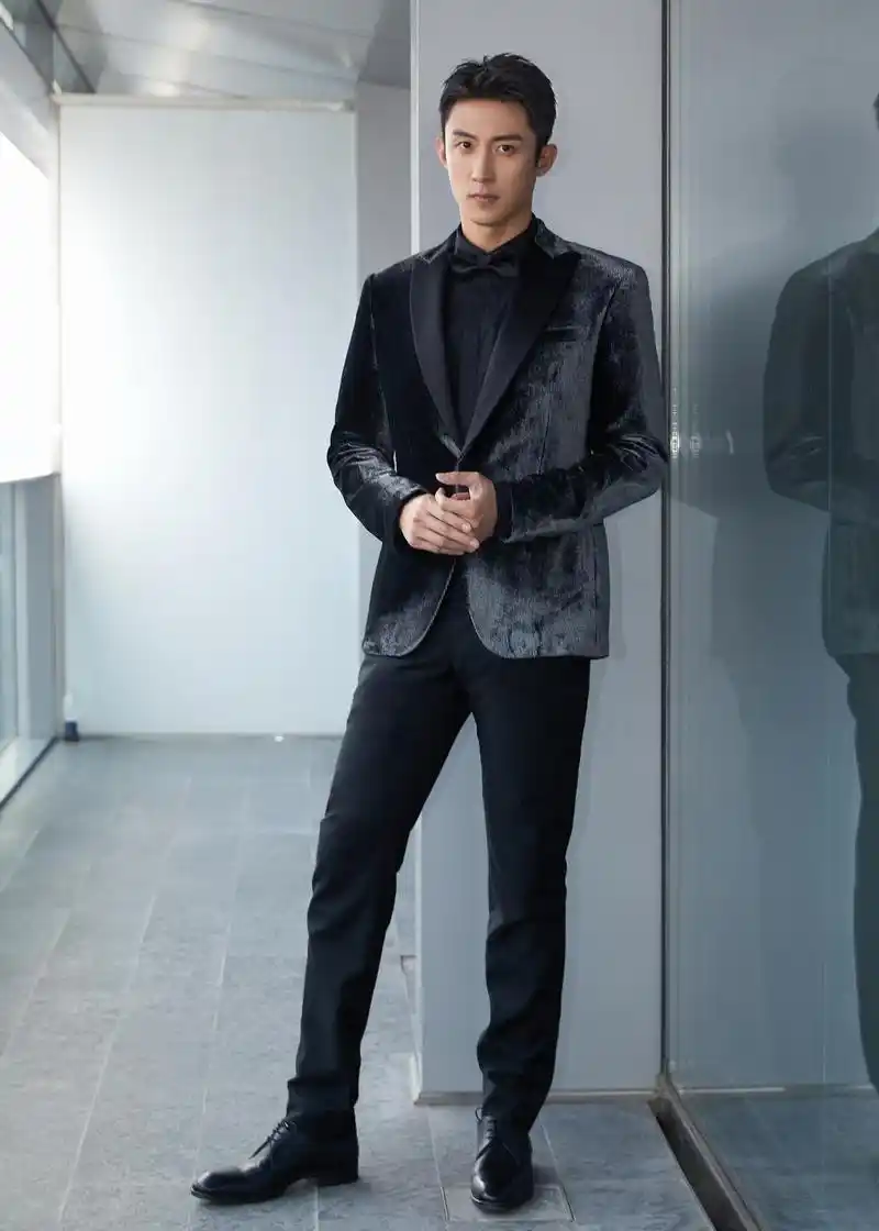 187cm黄景瑜穿丝绒黑西装亮相,端庄英俊,超模身材真是绝