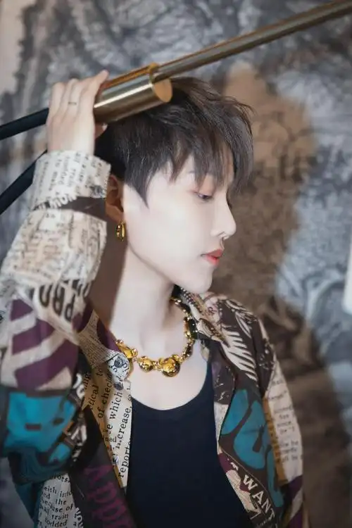 刘雨昕造型图复古印花衬衫搭配黑色长裤