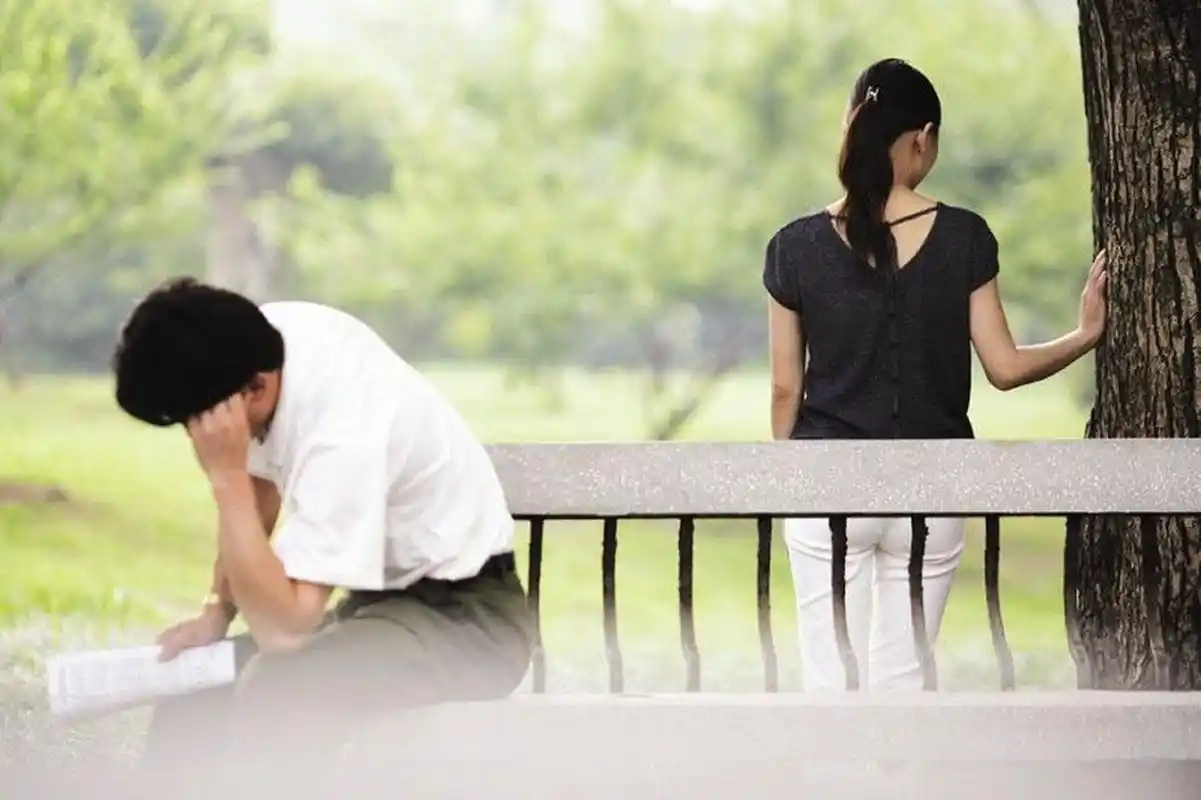 其实女人跟丈夫闹,不是心痛钱,她要的是知情权!她要的是对方的尊重!