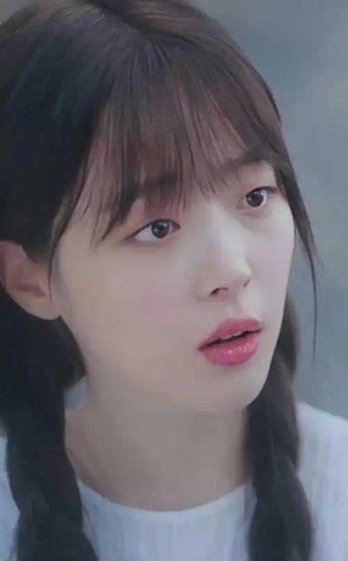 韩国女星崔雪莉,因为脸好看,这么"稀巴碎"的刘海也会被原谅!