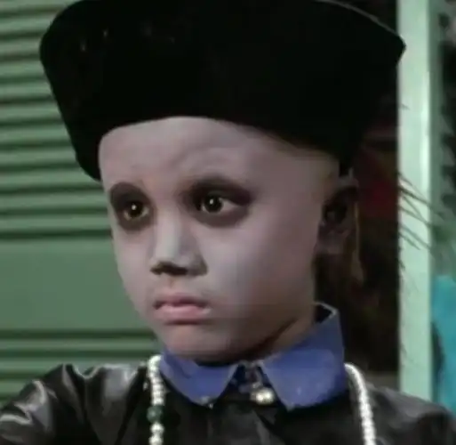 当年英叔电影里最呆萌的僵尸小演员,今却成如此模样