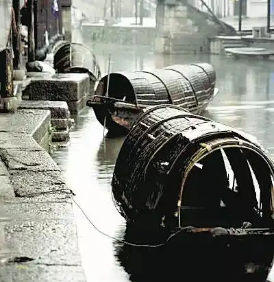 图为乌篷船,来自网络