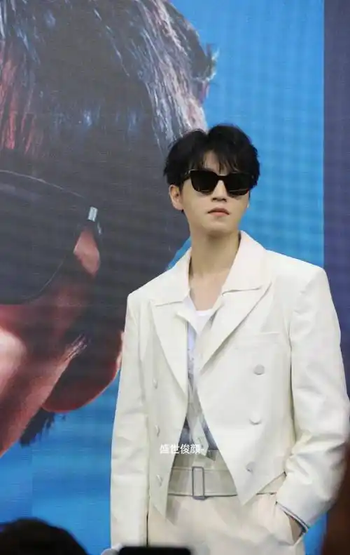 王俊凯白色西装戴墨镜,好bking,好拽!_活动_品牌_合作