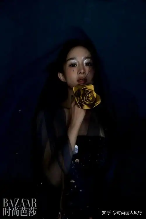 赵丽颖新大片蓝色泪滴妆美到我了穿抹胸裙美人鱼身材尽显超辣