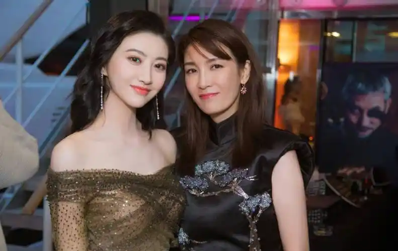 景甜作为影视圈的当红女星跟体育届明星张继科的爱情一直也被很多人