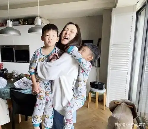 范玮琪双胞胎儿子将迎年仅5岁,这三个人温馨合影留念