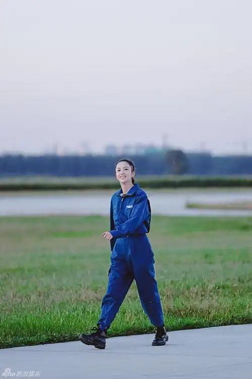 组图:真的上天了!佟丽娅身穿飞行服英姿飒爽