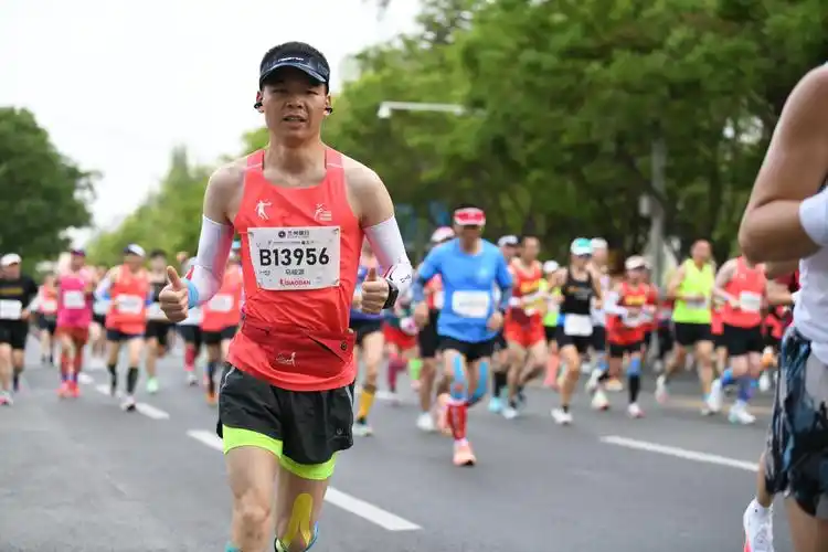 站在马拉松赛道上的高原铁路人