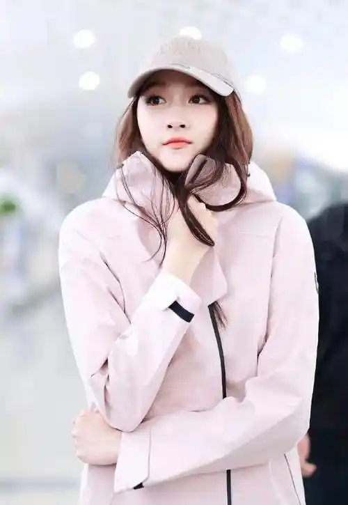 关晓彤杭州机场到达粉色冲锋衣满满青春味大眼睛美得炯炯有神