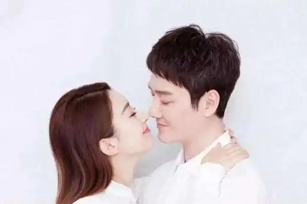 赵丽颖探班冯绍峰散步被偶遇小两口牵手逛街太甜蜜啦