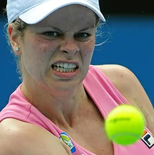 组图:小克一袭粉衣亮相 沃兹尼亚奇表情很沮丧