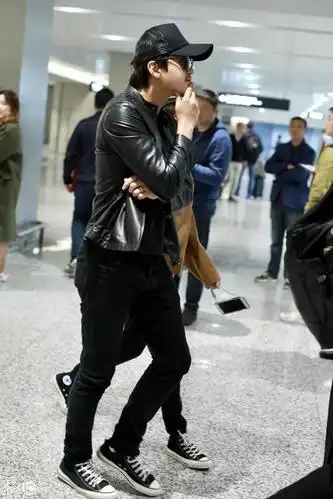 11月19日 邓超,孙俪夫妇现身北京机场 这是情侣鞋吗?