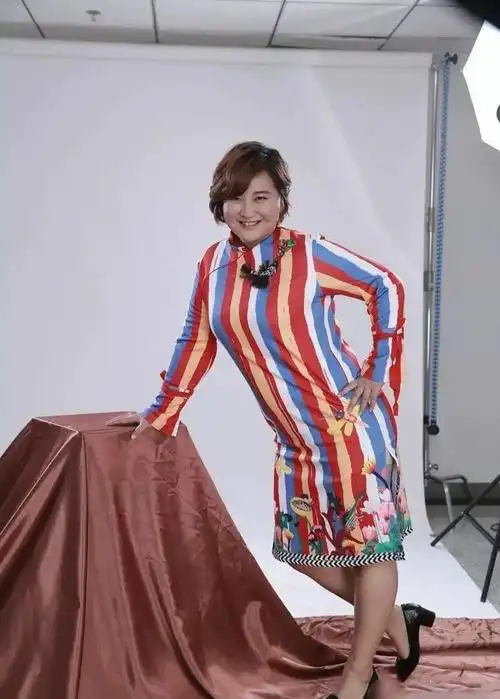 贾玲这次穿对了条纹开叉旗袍美得飞起多肉身材秀出了曲线
