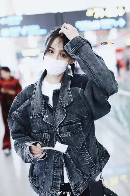 失踪人口回归,今日份的郑爽机场照,麻花辫真的好看!