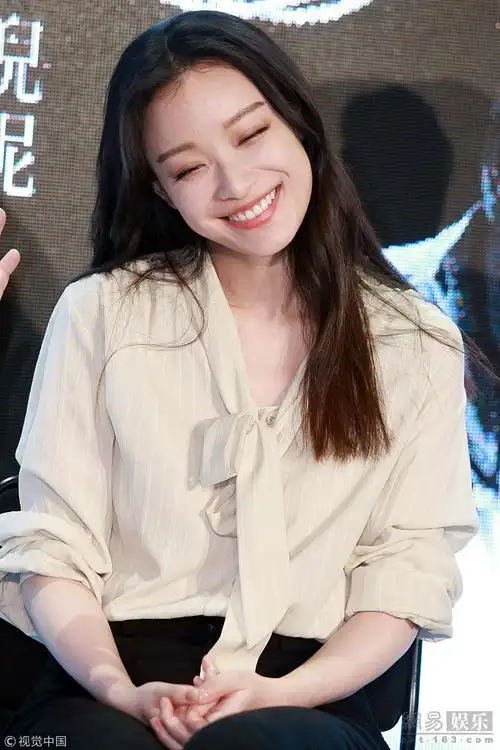 倪妮甜笑上演歪头杀妩媚撩发文艺范足