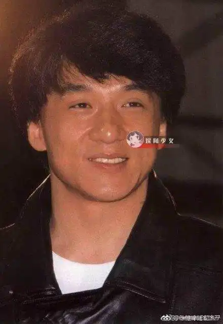 79年拍醉拳的时候眼角被踢爆了顺便割了个双眼皮这个