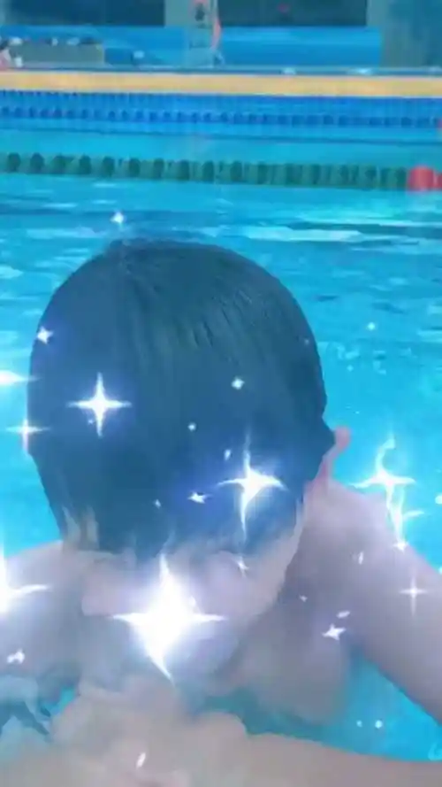 今天的小美好就是放假去游泳让每一天都值得肖添仁