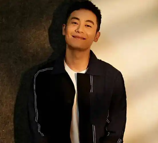 得罪郭麒麟后,朱亚文逐渐边缘化,网友怒骂:活该,他糊得不冤