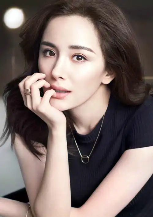 杨幂最新图片:雅诗兰黛亚太区代言人杨幂图片