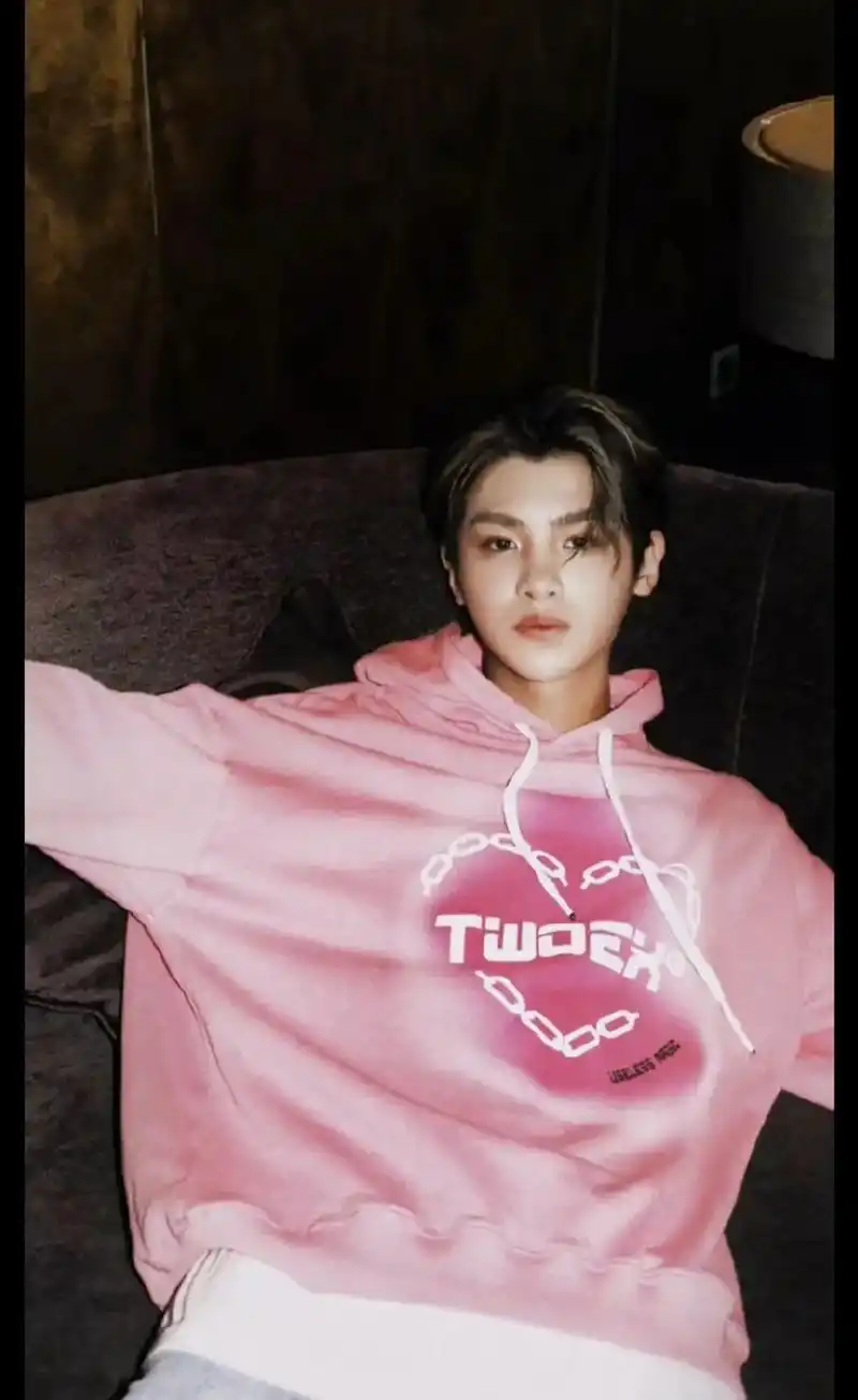 黄明昊 #黄明昊图片壁纸  - 抖音