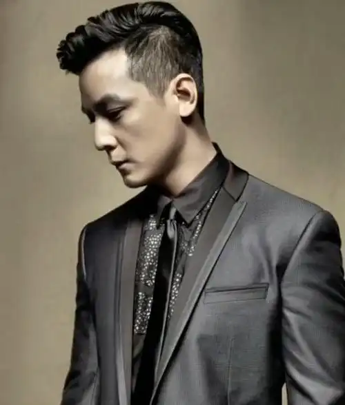 你和吴彦祖之间有一个下巴的距离.