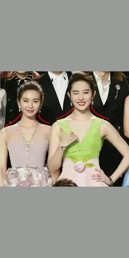 明星同框#"双刘"刘亦菲刘诗诗同框,2位美女各有特色,不分上下