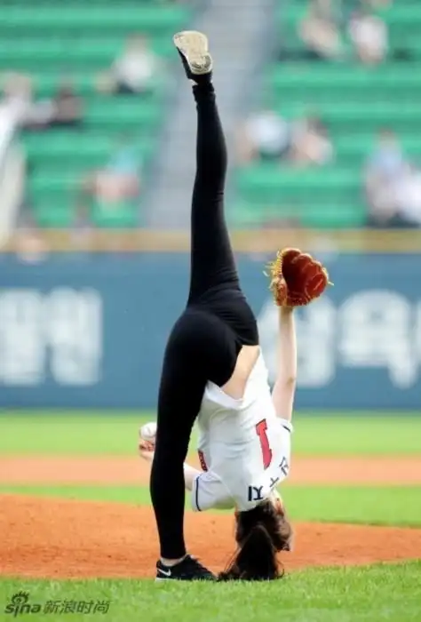 杨幂摆一字马 女星惊人绝技大开眼界(图)