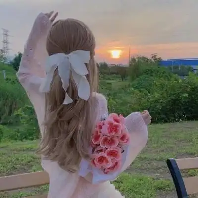 唯美夕阳抱花女生背影头像图片