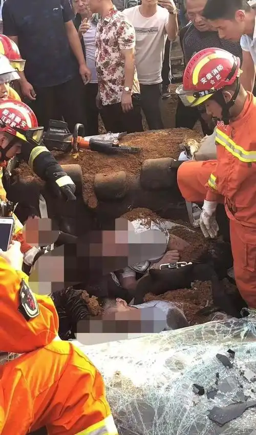 惨!惨!合肥市庐江县白湖镇附近发生一起车祸造成四死多伤