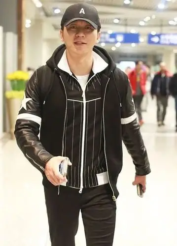 ab邓超结伴回京,baby机场一脸不开心,邓超在旁边逗她太暖了吧?