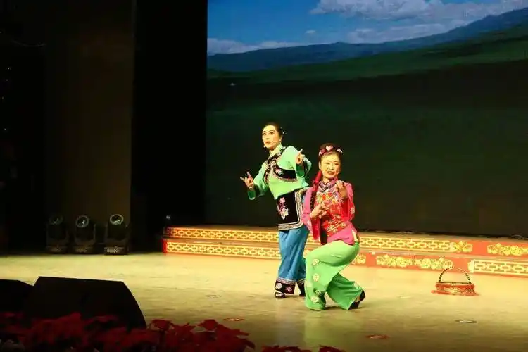 场上演员一招一式认真严谨的表演,不时引来观众的喝彩声和热烈掌声.