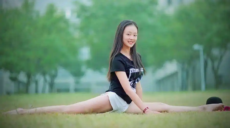 劈叉训练实用技能劈腿的方法7个步骤教你劈出一字马