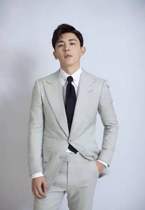 邓伦一身灰白西装穿出绅士范儿 读者:人家底子好_风格_时尚_灰白色