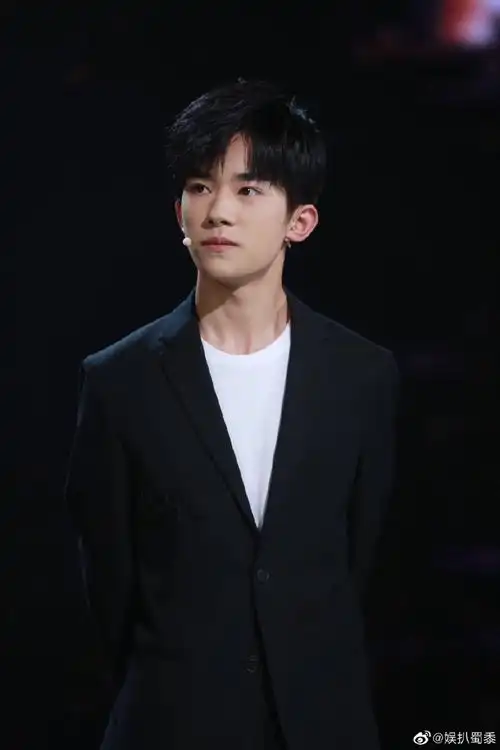 易烊千玺#西装鲨,对于大佬的正装杀真的是一点抵抗力都没有.
