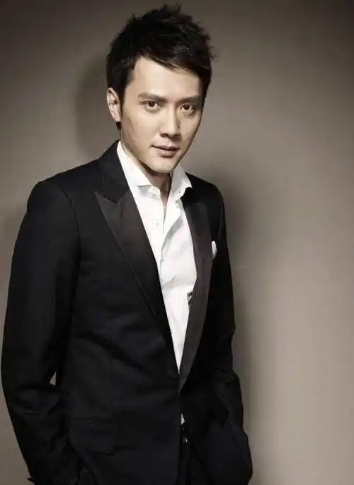 41岁冯绍峰抱得美人归,身材颜值仍在线,直言靠健身实现逆生长_赵丽颖