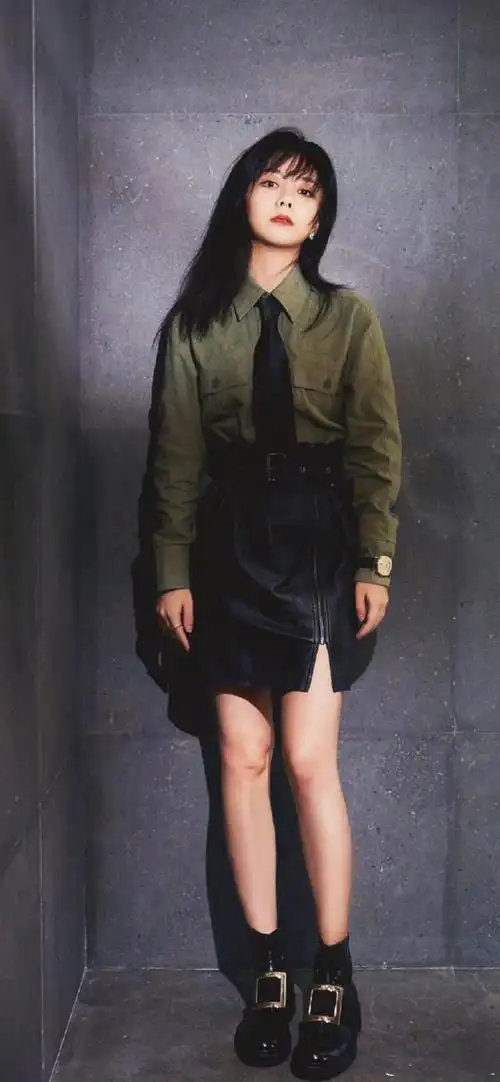 谭松韵温柔 , 安静的气质体现的淋漓尽致 , 脚上踩一双同色系的高跟鞋