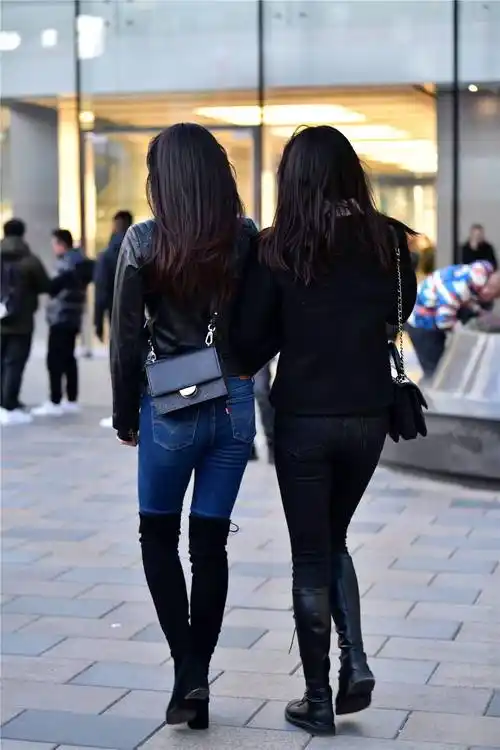 紧身牛仔裤搭配长靴,你会选择过膝长度,还是靴筒低一些的风格_黑色