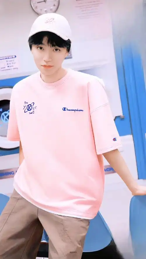 王俊凯夏季穿搭