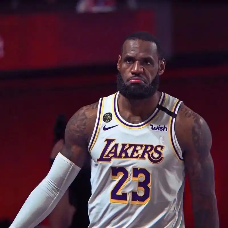 据美媒报道湖人晋级季后赛的概率为87%,也是詹姆斯最后一次总 - 抖音