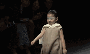 真要说像,我只能说阿拉蕾早前走t台的台风 ,可能是与世界小姐张梓琳