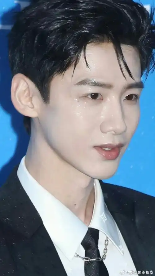 白敬亭脸上的雨水##白敬亭高清怼脸