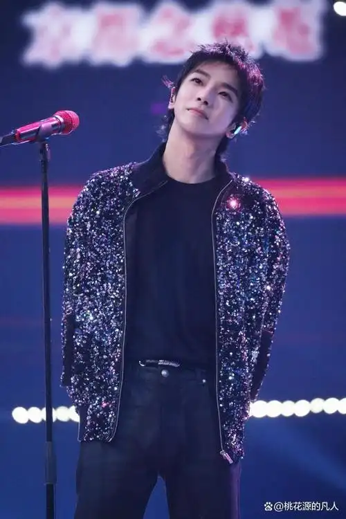 华晨宇很多人认识他还是《王牌对王牌》,每次都要唱歌,翻唱很多经典