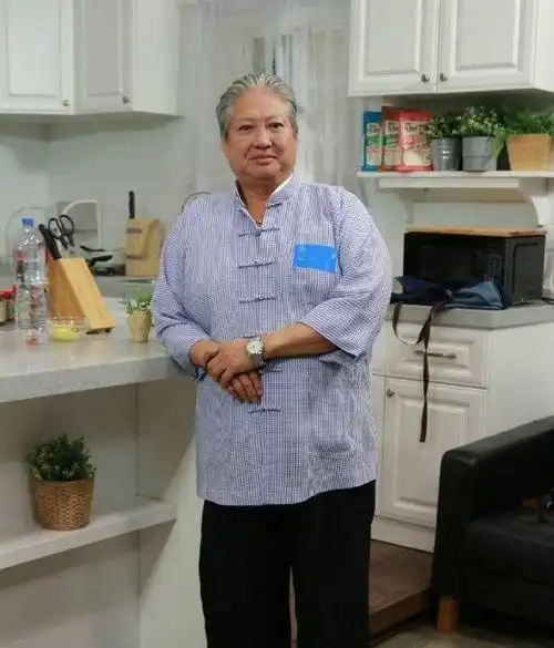 67岁洪金宝近照曝光出行需手杵拐杖老态龙钟令人唏嘘不已