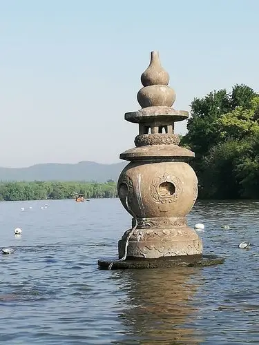 这就是西湖著名的景点:三潭映月.